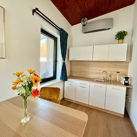 Little Park House With Car Charger شقة