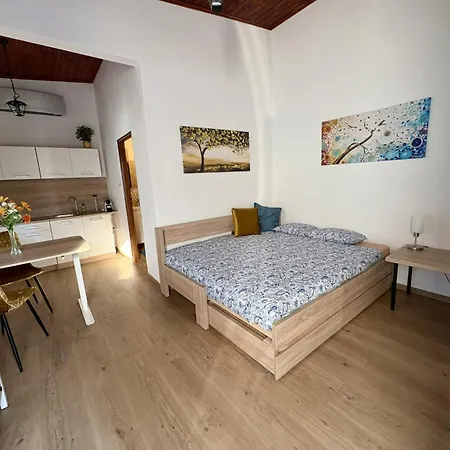 Little Park House With Car Charger شقة