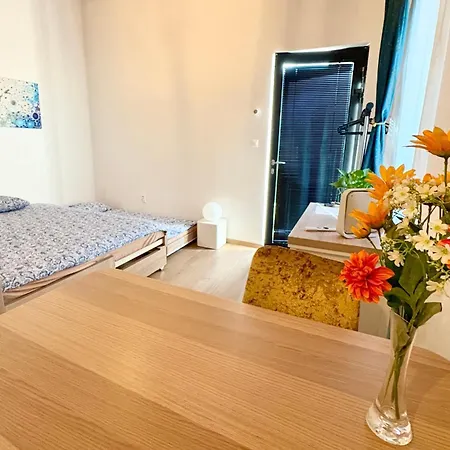 Little Park House With Car Charger * ستوبافا