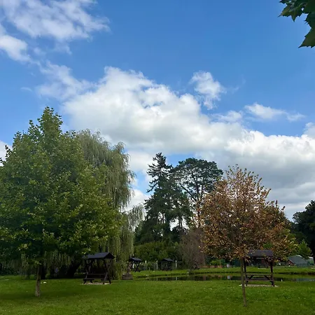 Little Park House With Car Charger Stupava