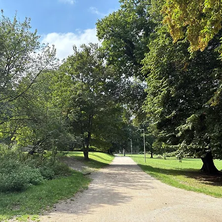 Little Park House With Car Charger شقة