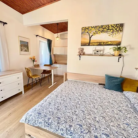 Little Park House With Car Charger Stupava